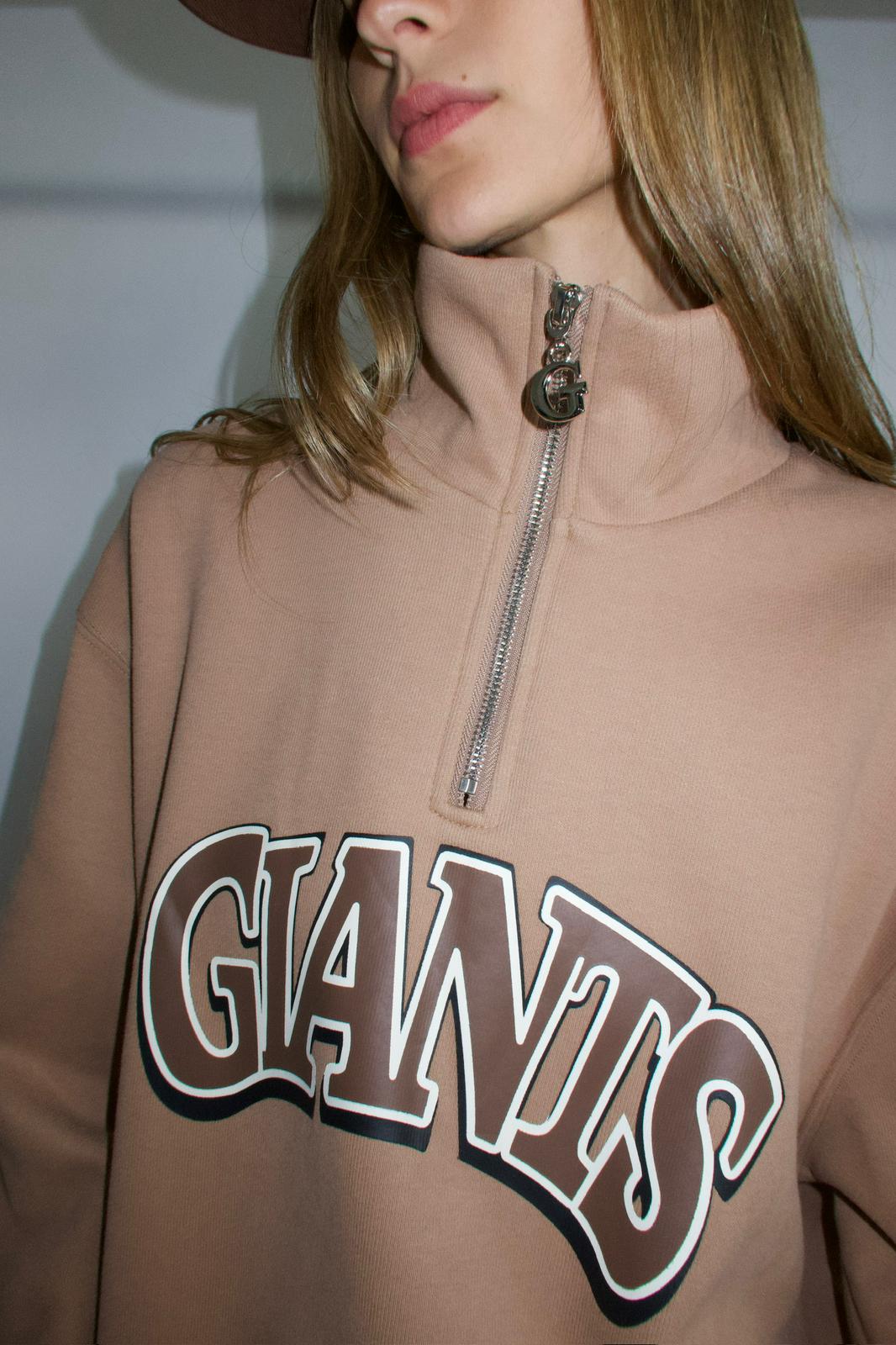 סווצ'ר אמילי חום