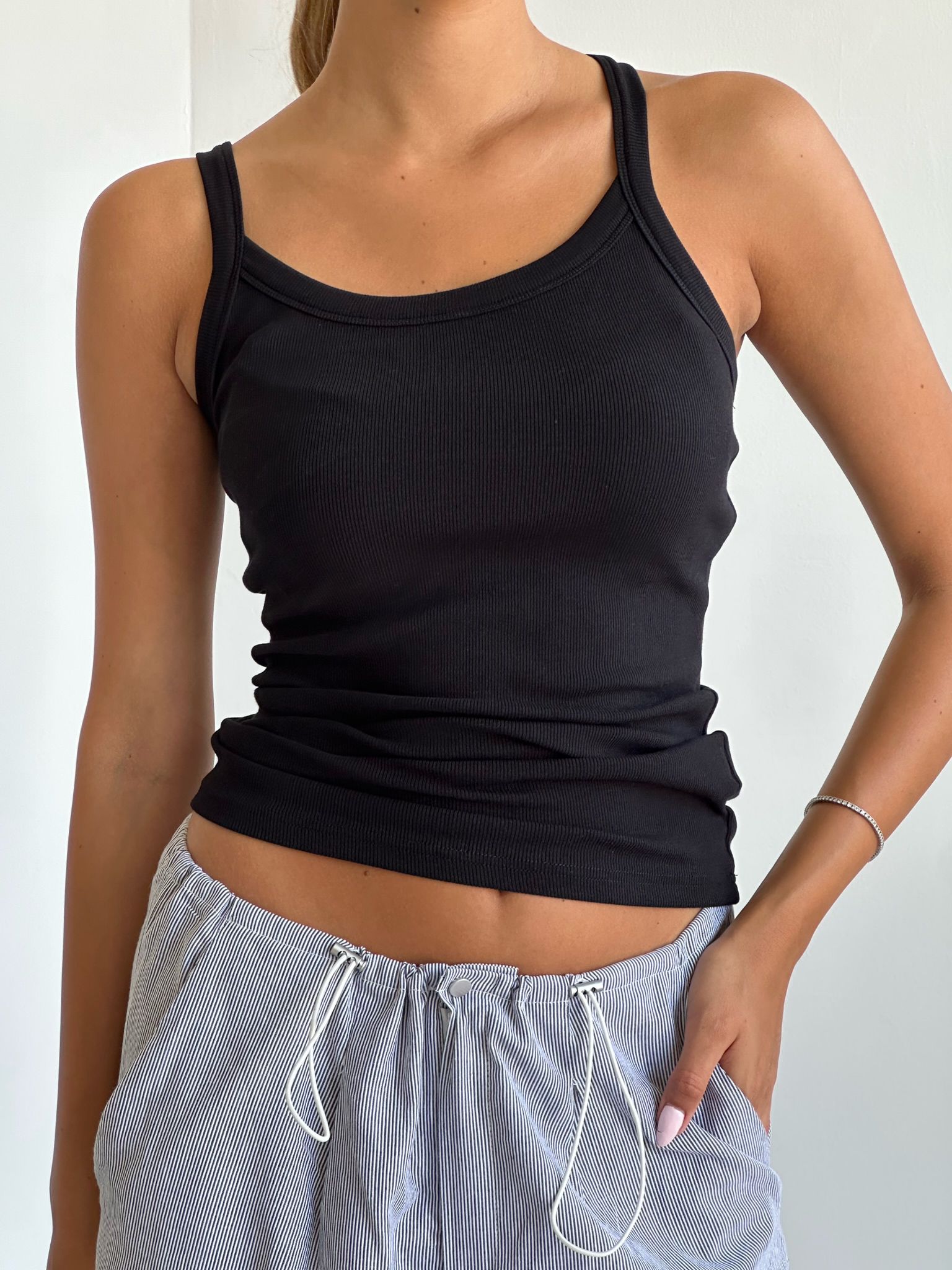 גופיה נוף שחור