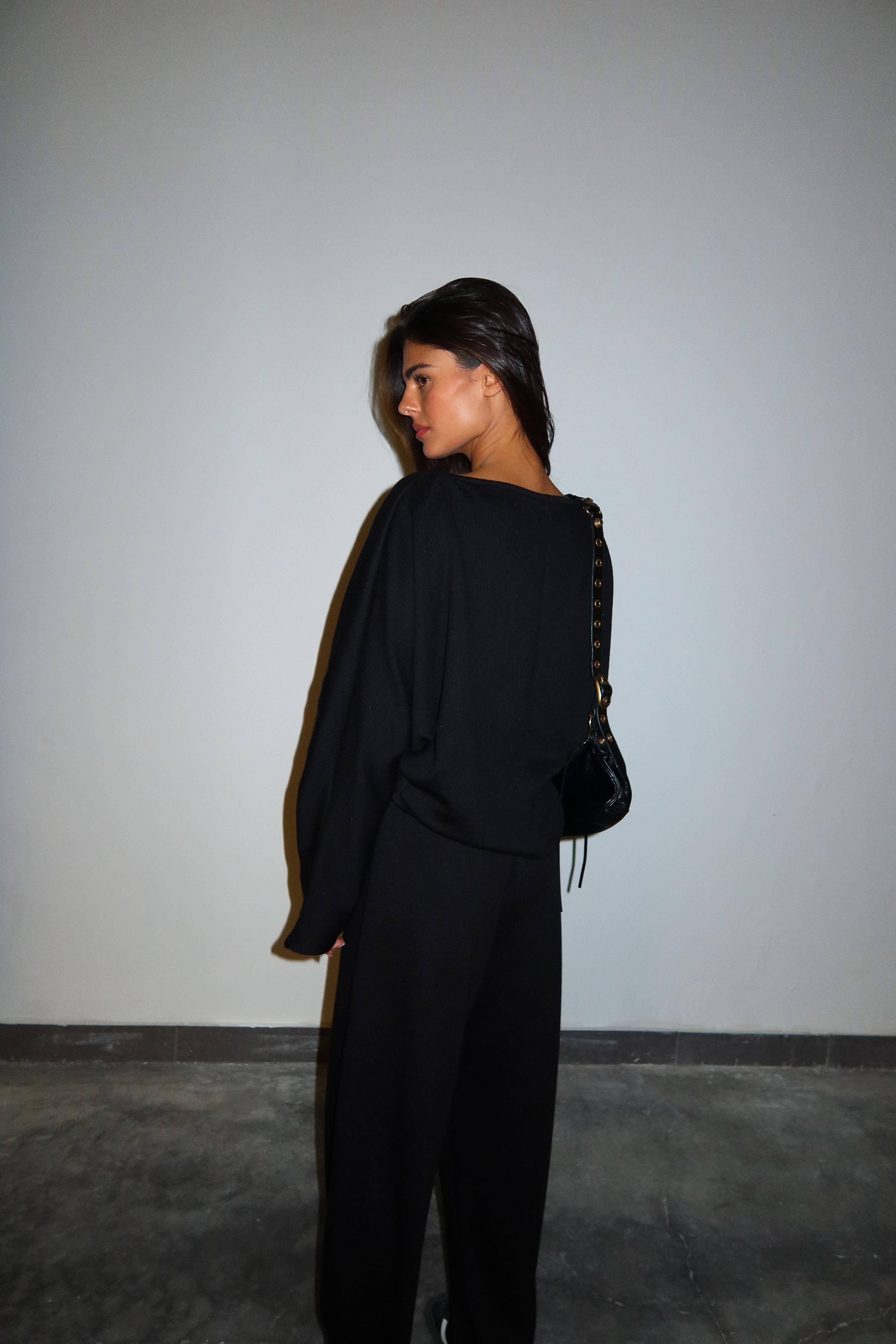 חליפת קירה שחור