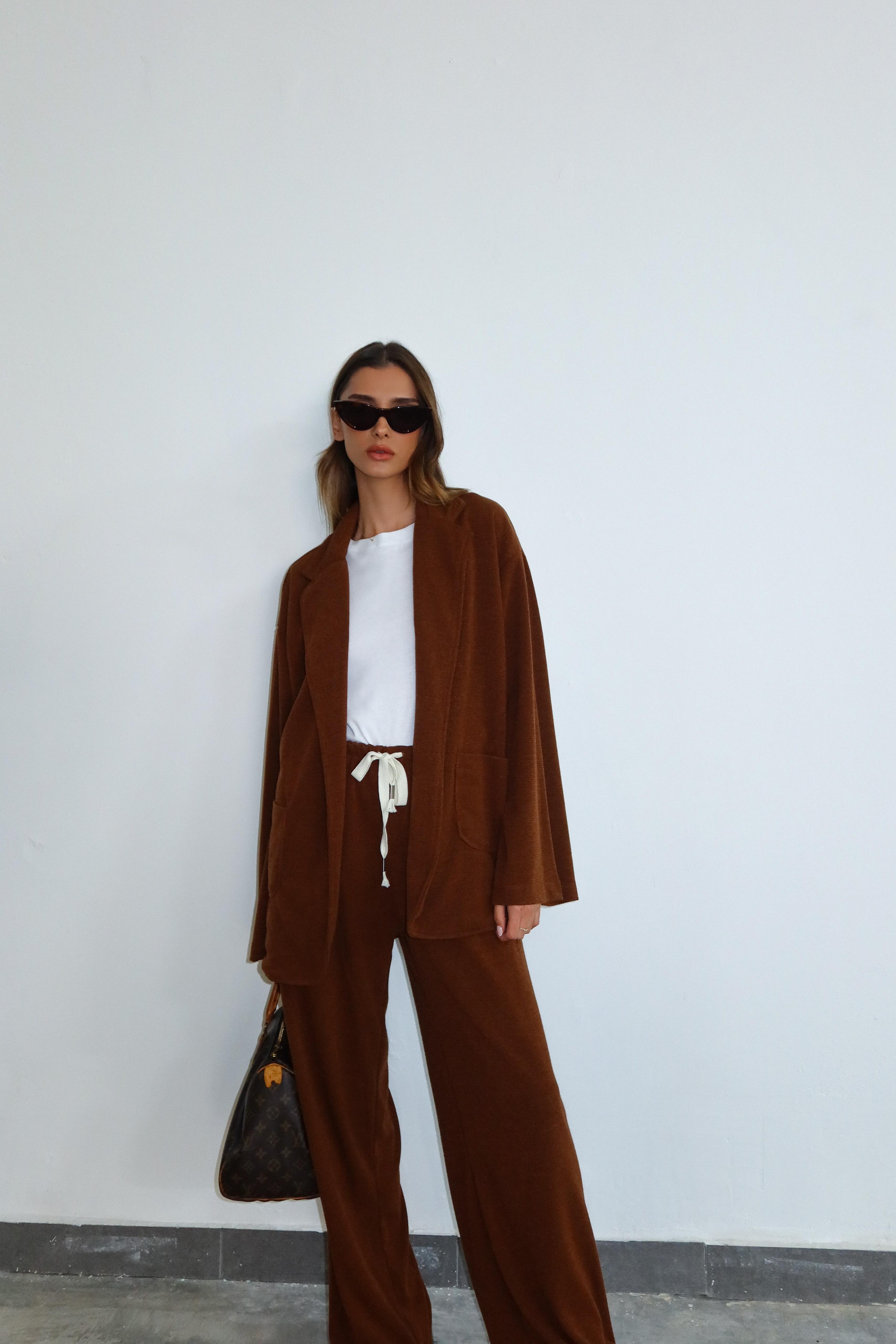 חליפת איבורי קוניאק