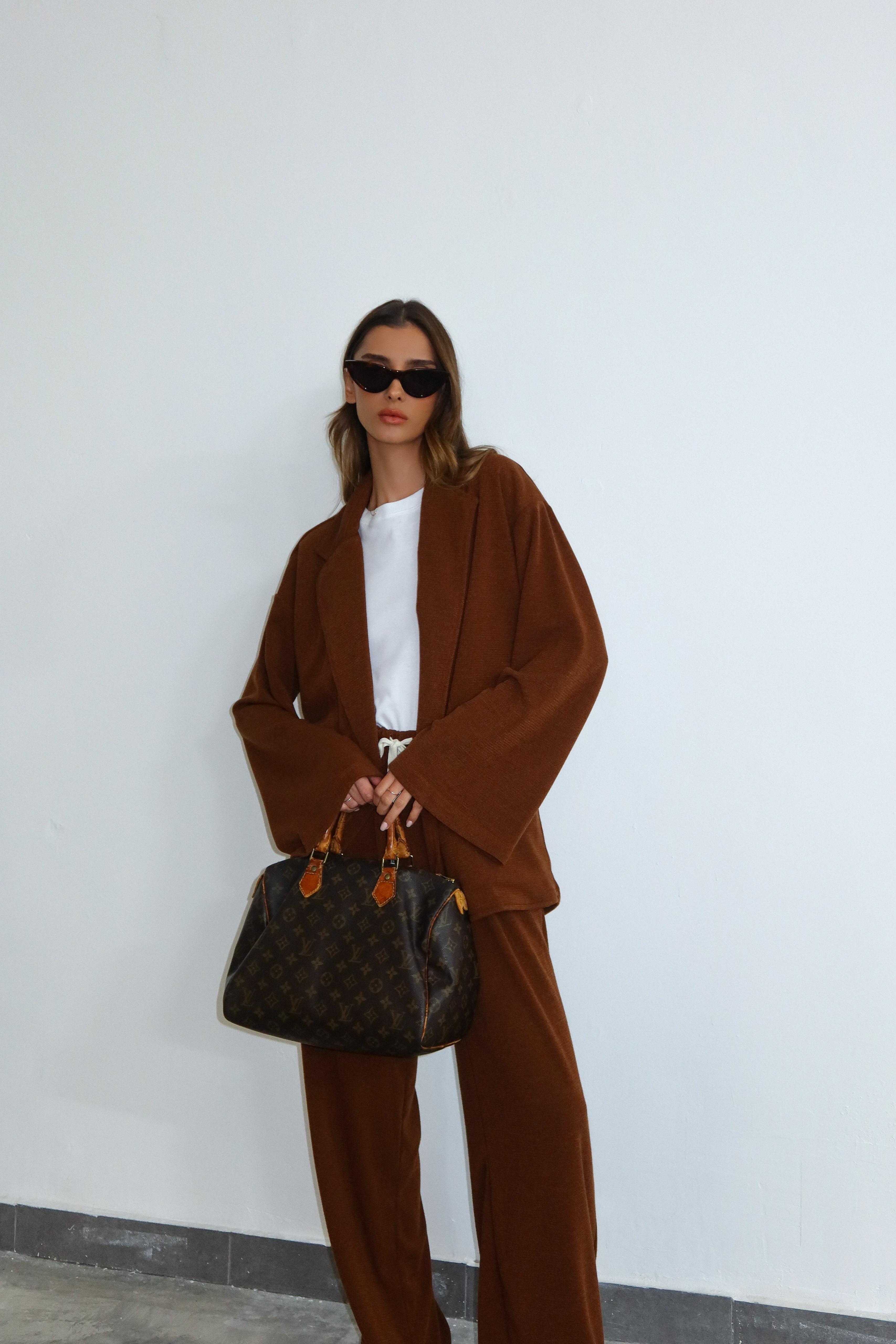 חליפת איבורי קוניאק