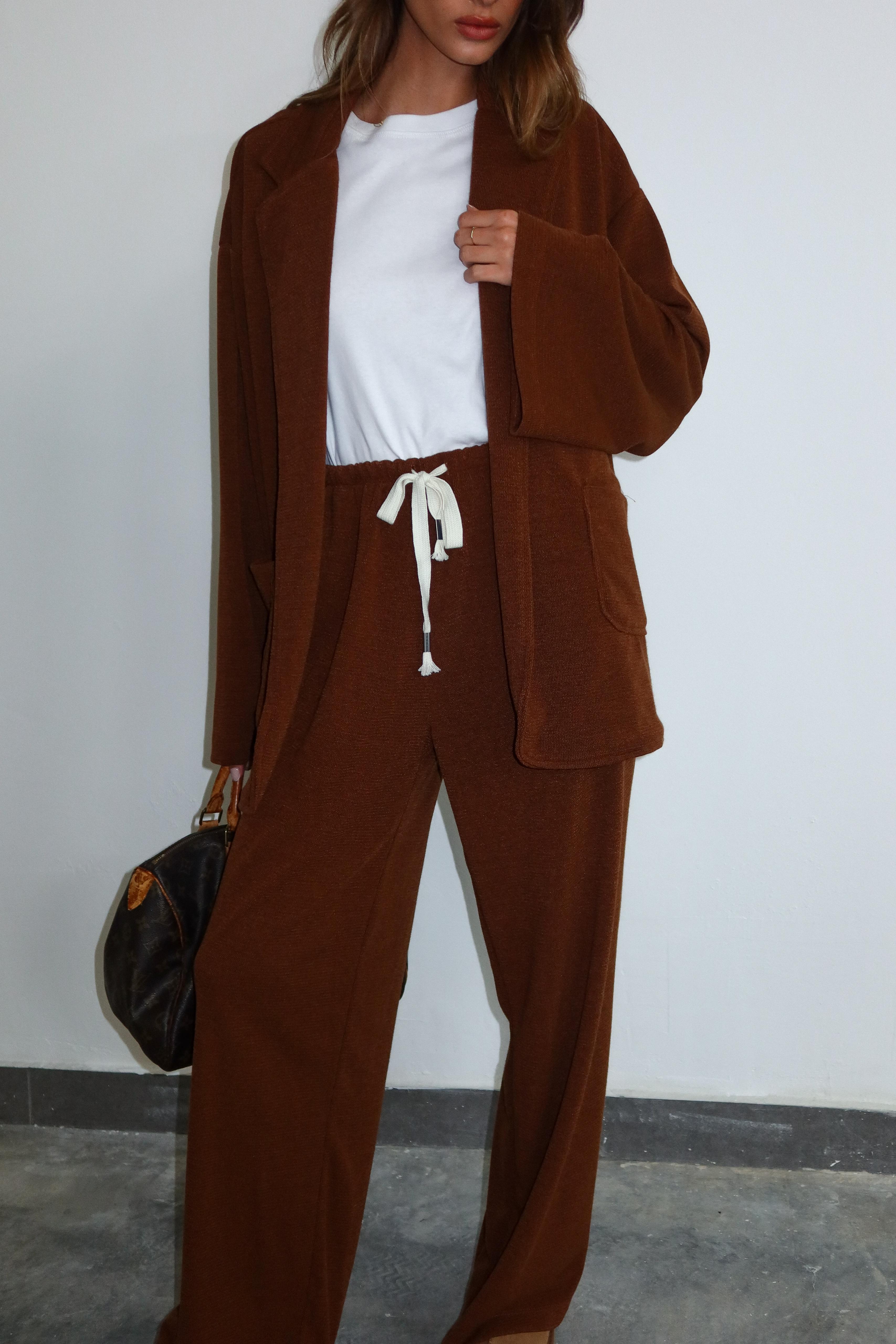 חליפת איבורי קוניאק