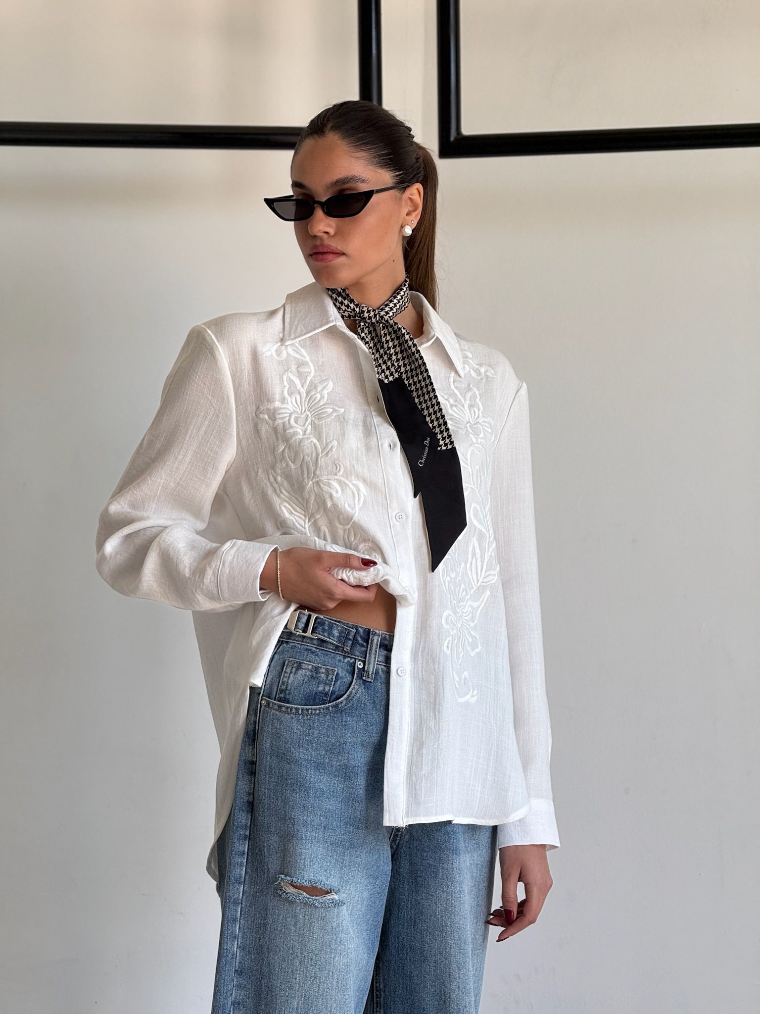 חולצת לו לבן