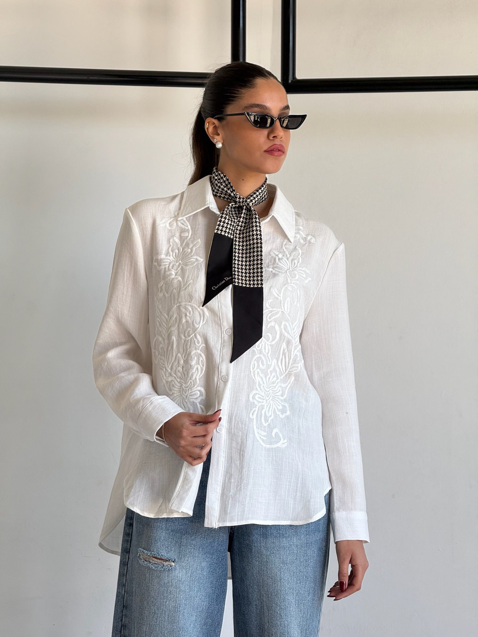 חולצת לו לבן