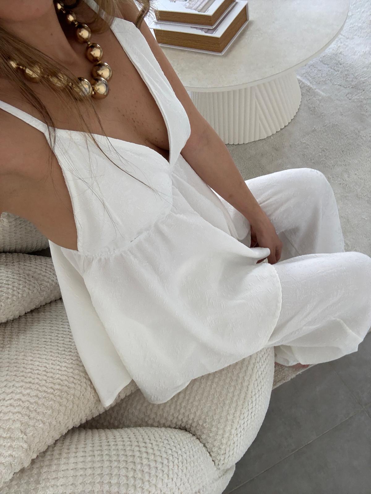 חליפת טנסי לבן