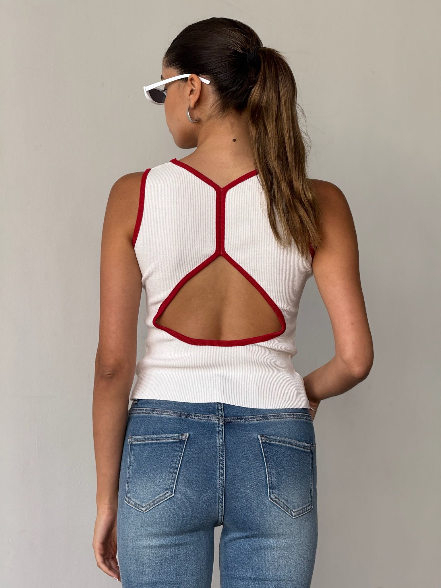 גופיית איב לבן