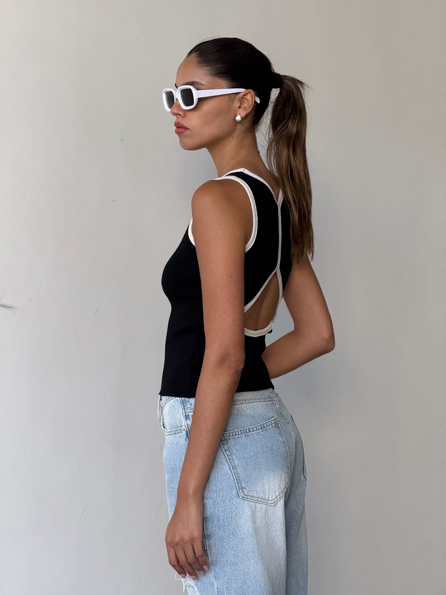 גופיית איב שחור