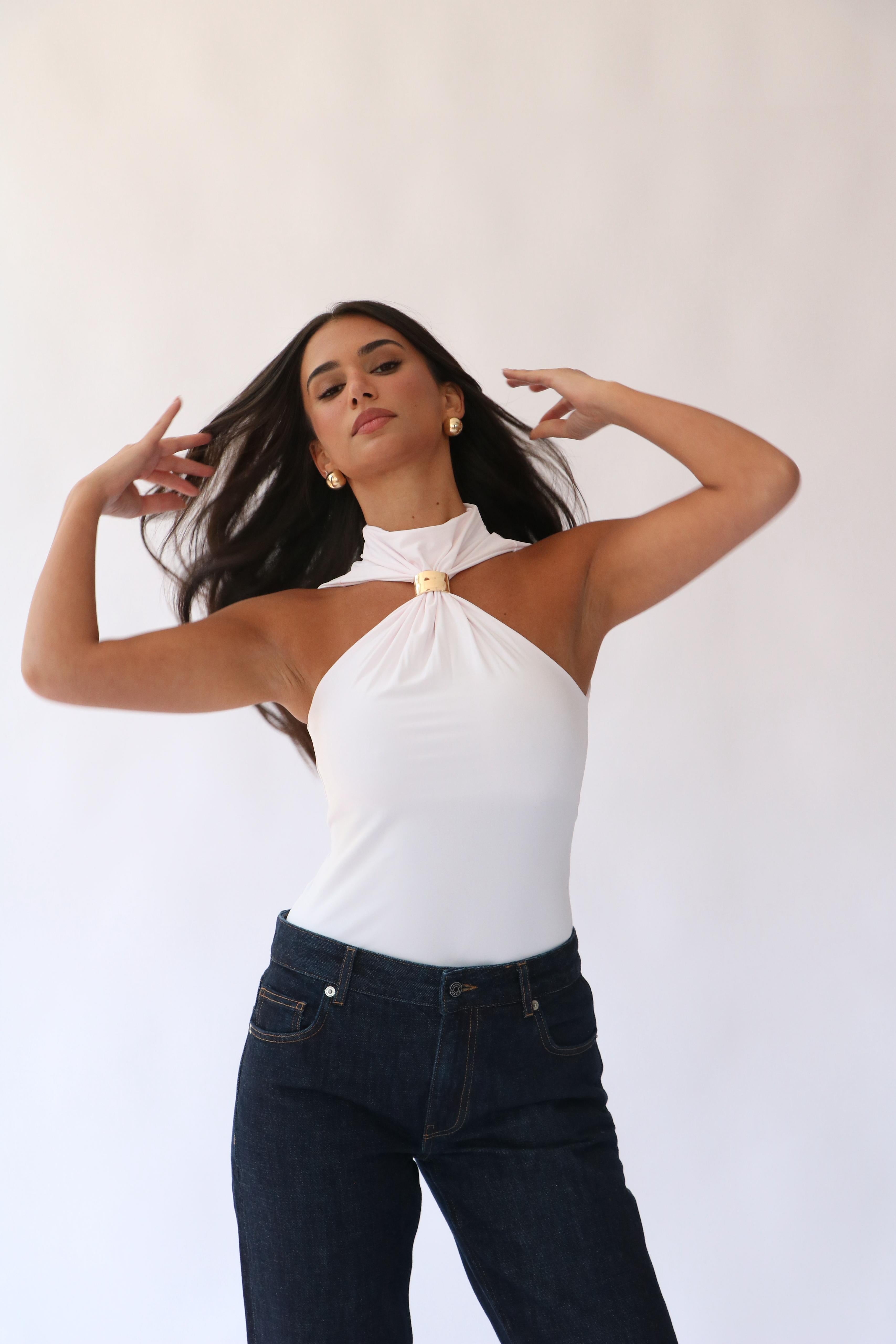 חולצת מוניקה לבן ורדרד