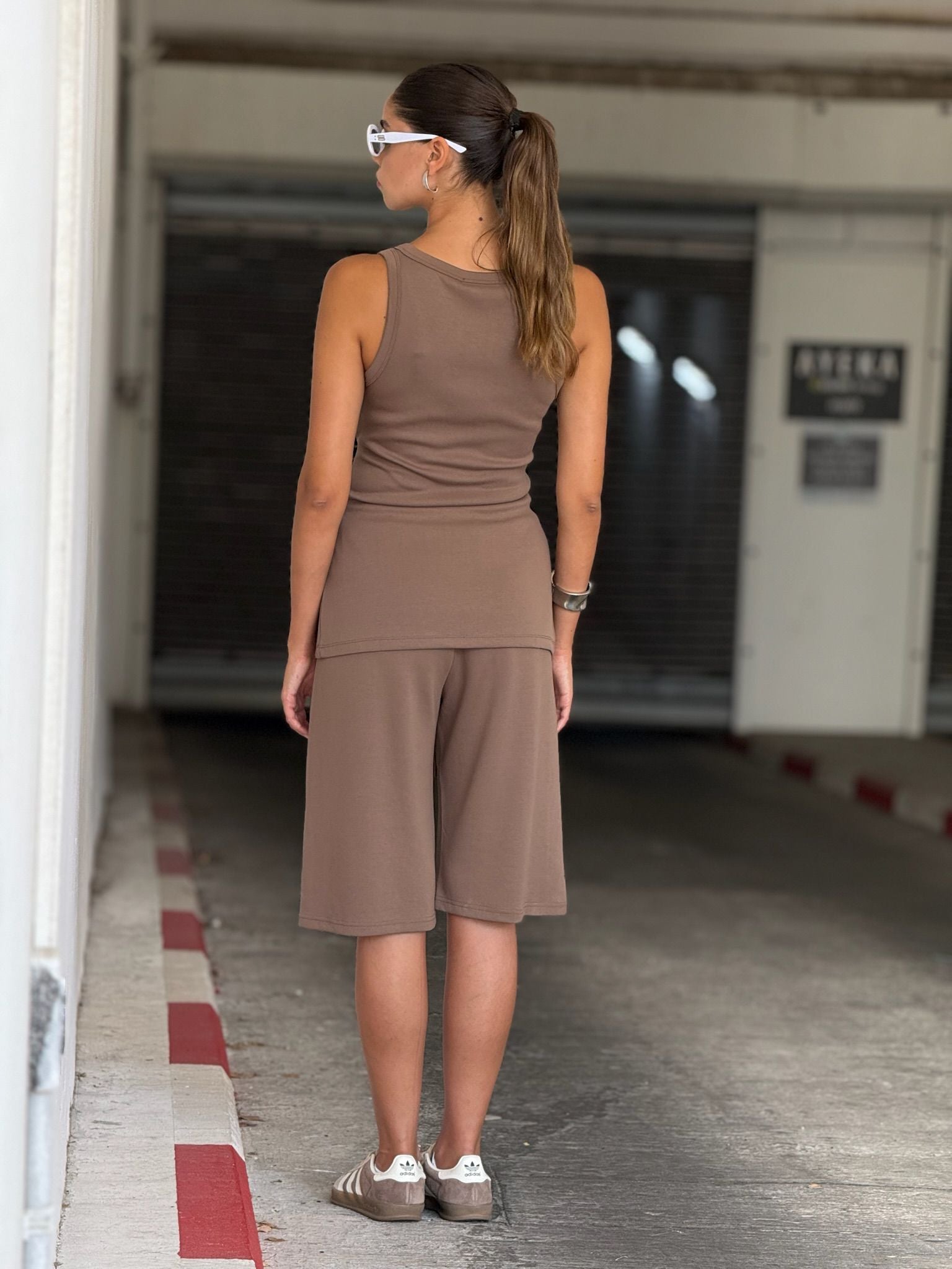 חליפת נעמי חום