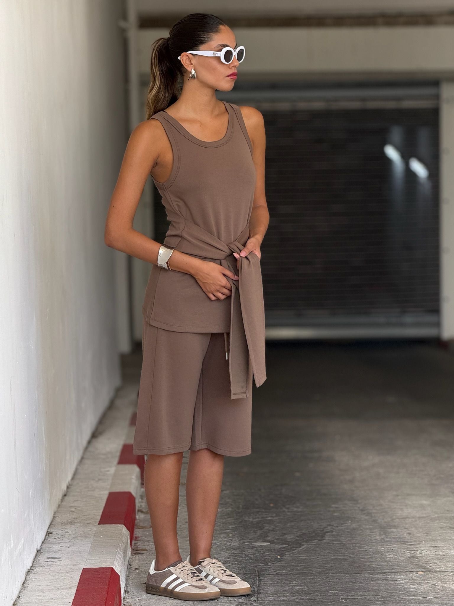 חליפת נעמי חום