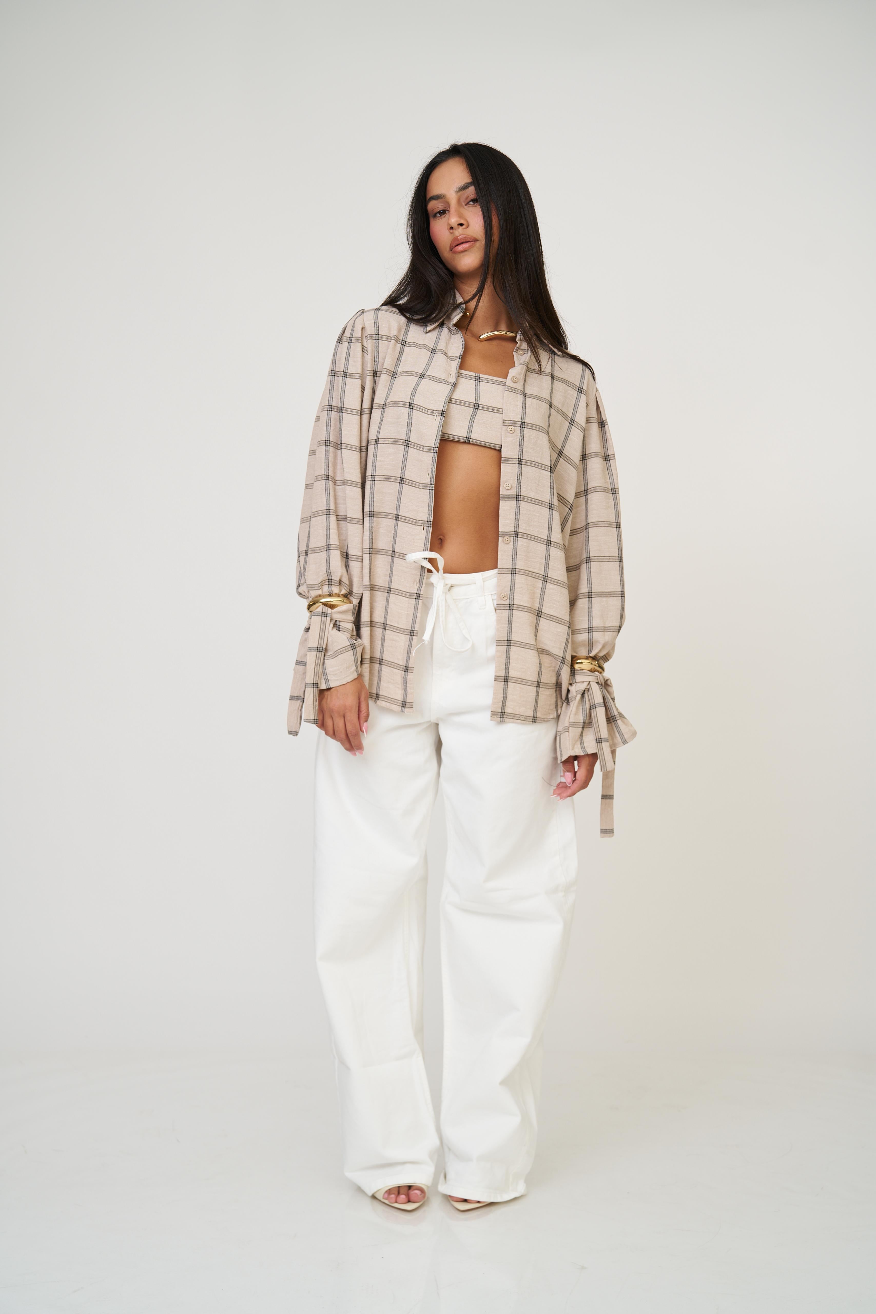 מכופתרת אניטה