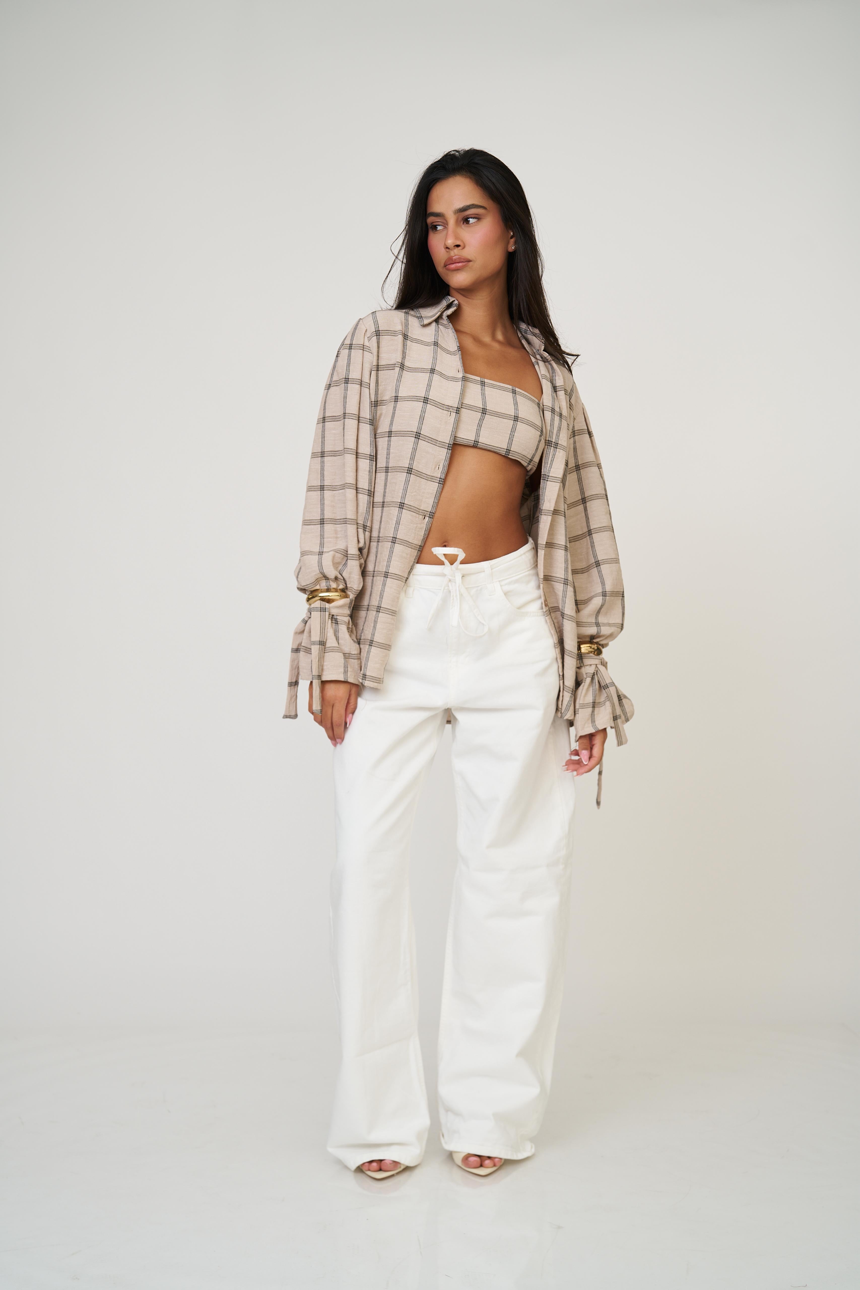 מכופתרת אניטה