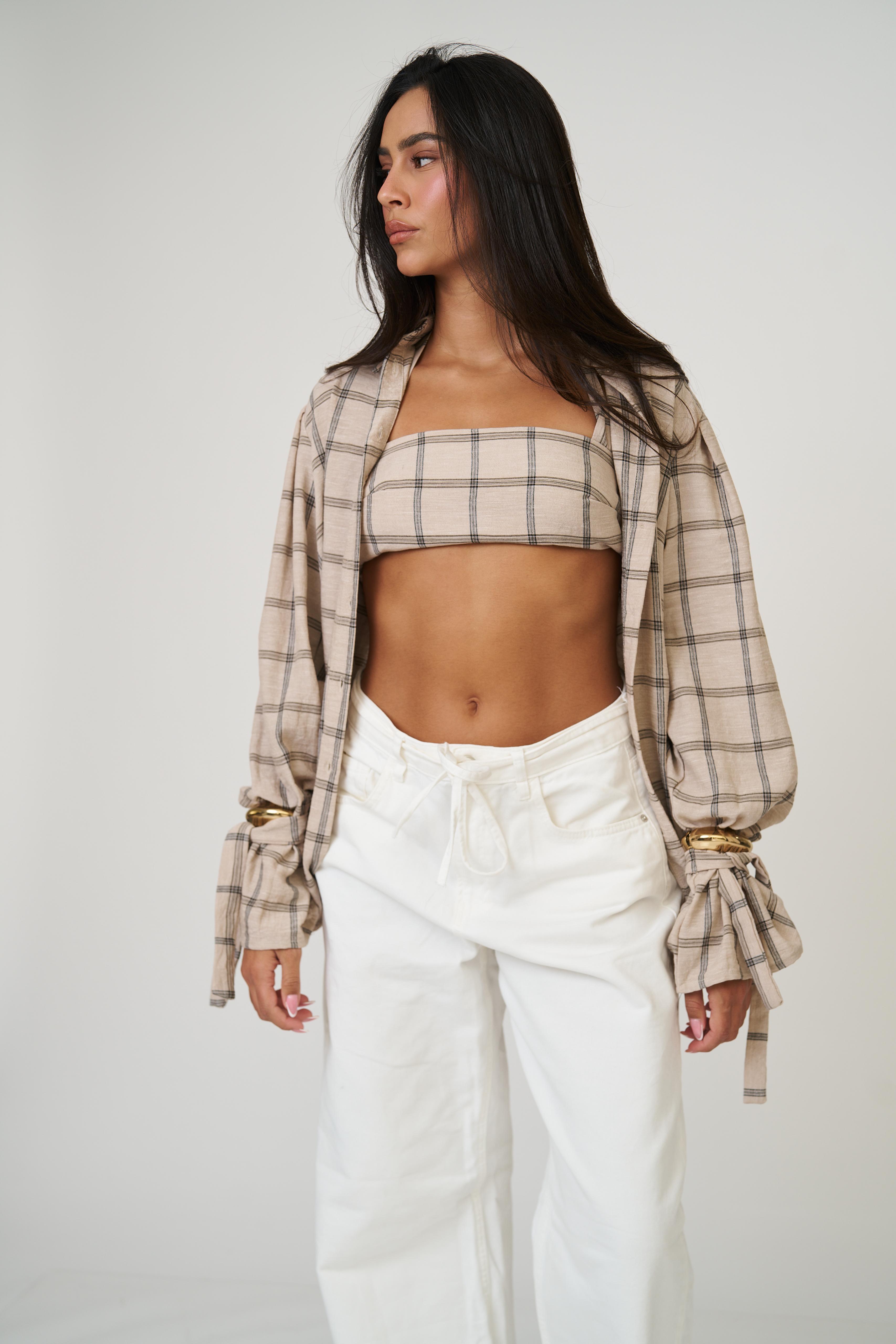 מכופתרת אניטה