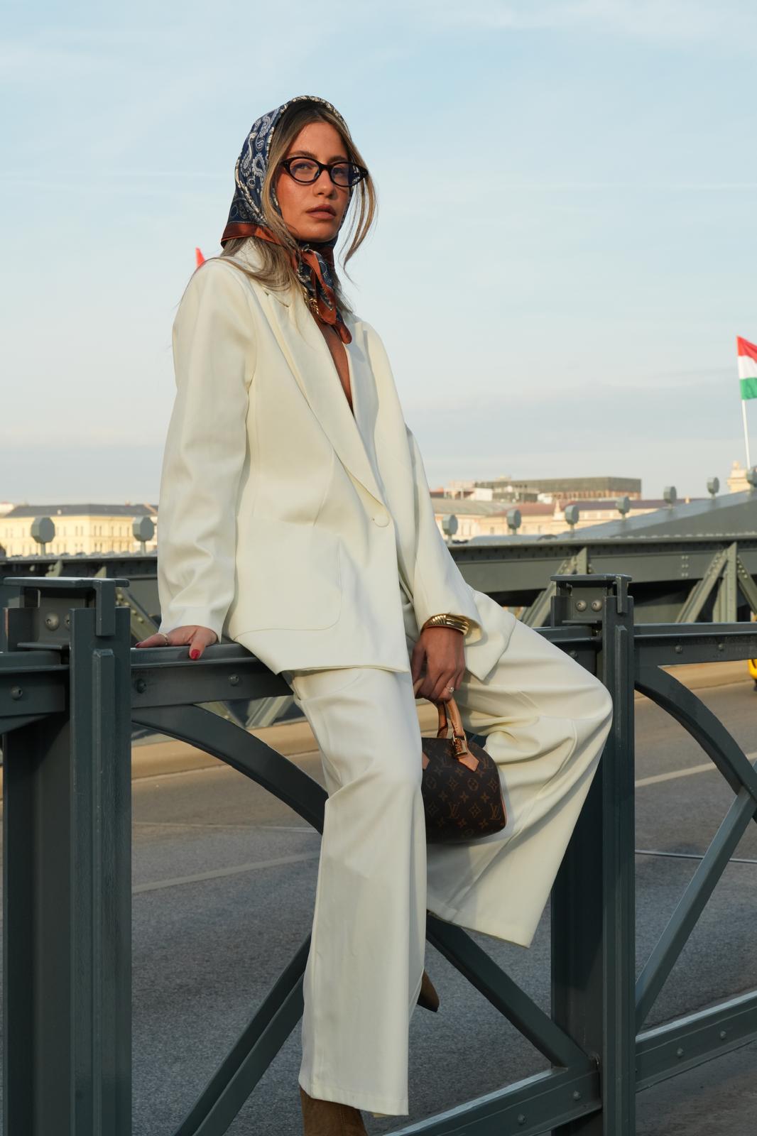 חליפת מוניק