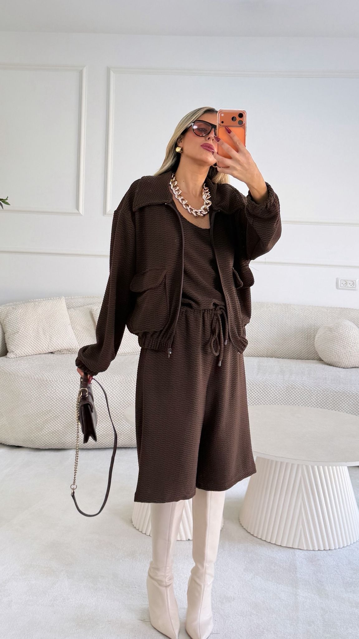 חליפת טריפל חום