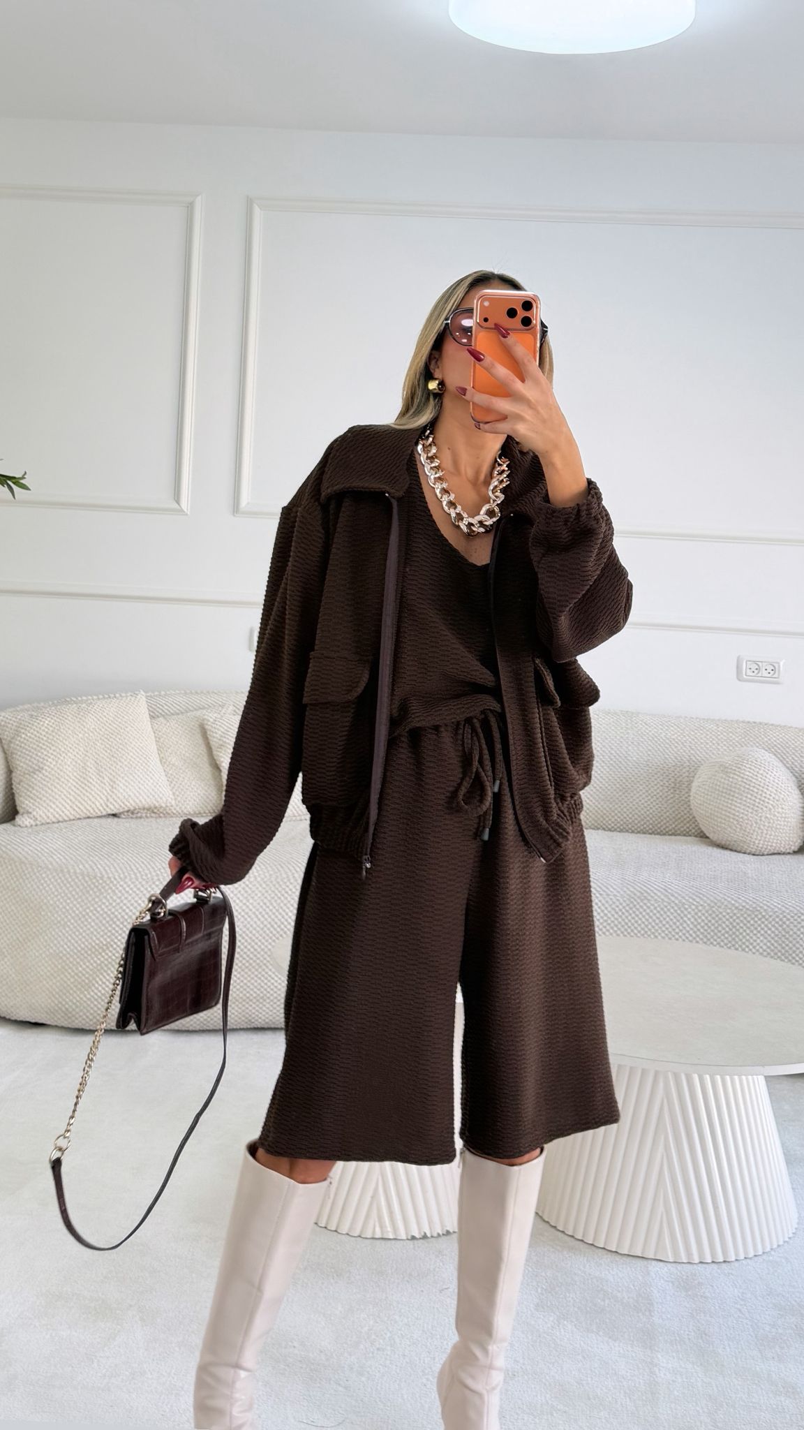 חליפת טריפל חום