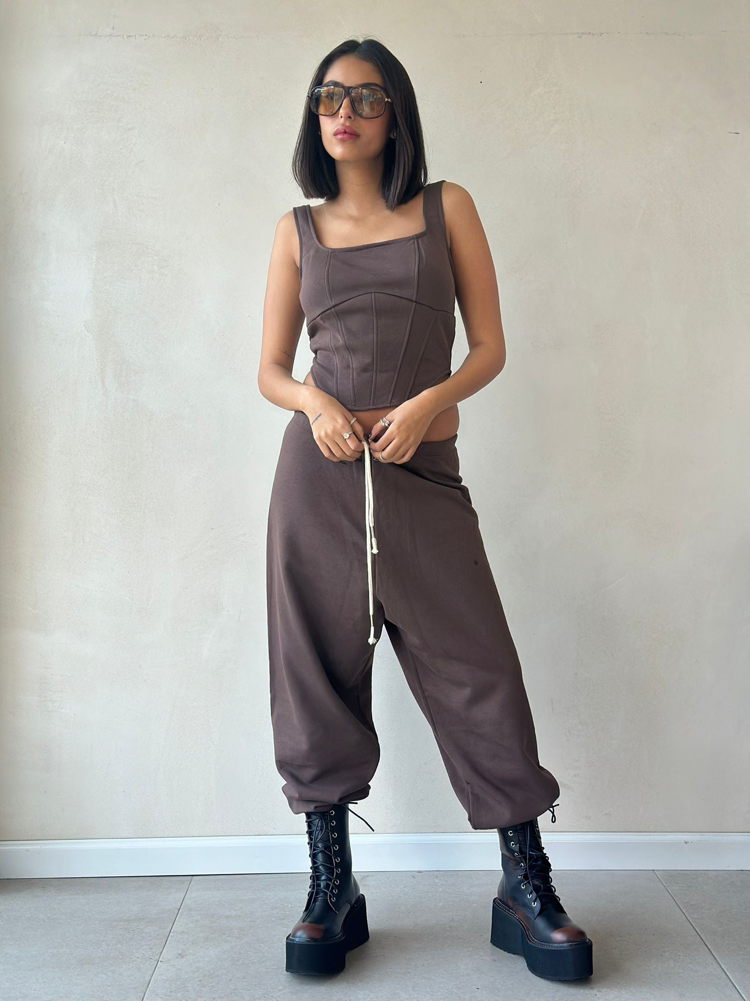 חליפת סמדי חום