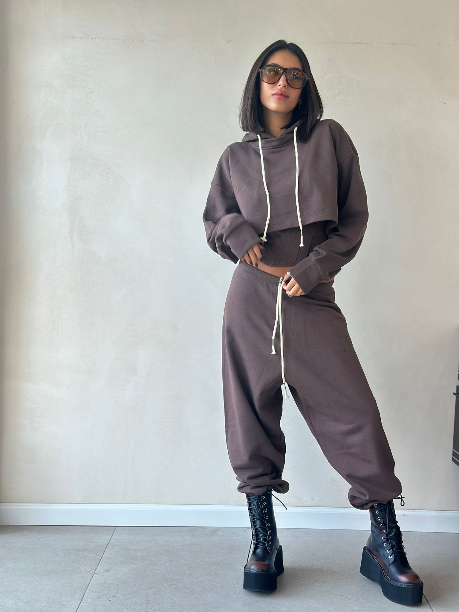 חליפת סמדי חום