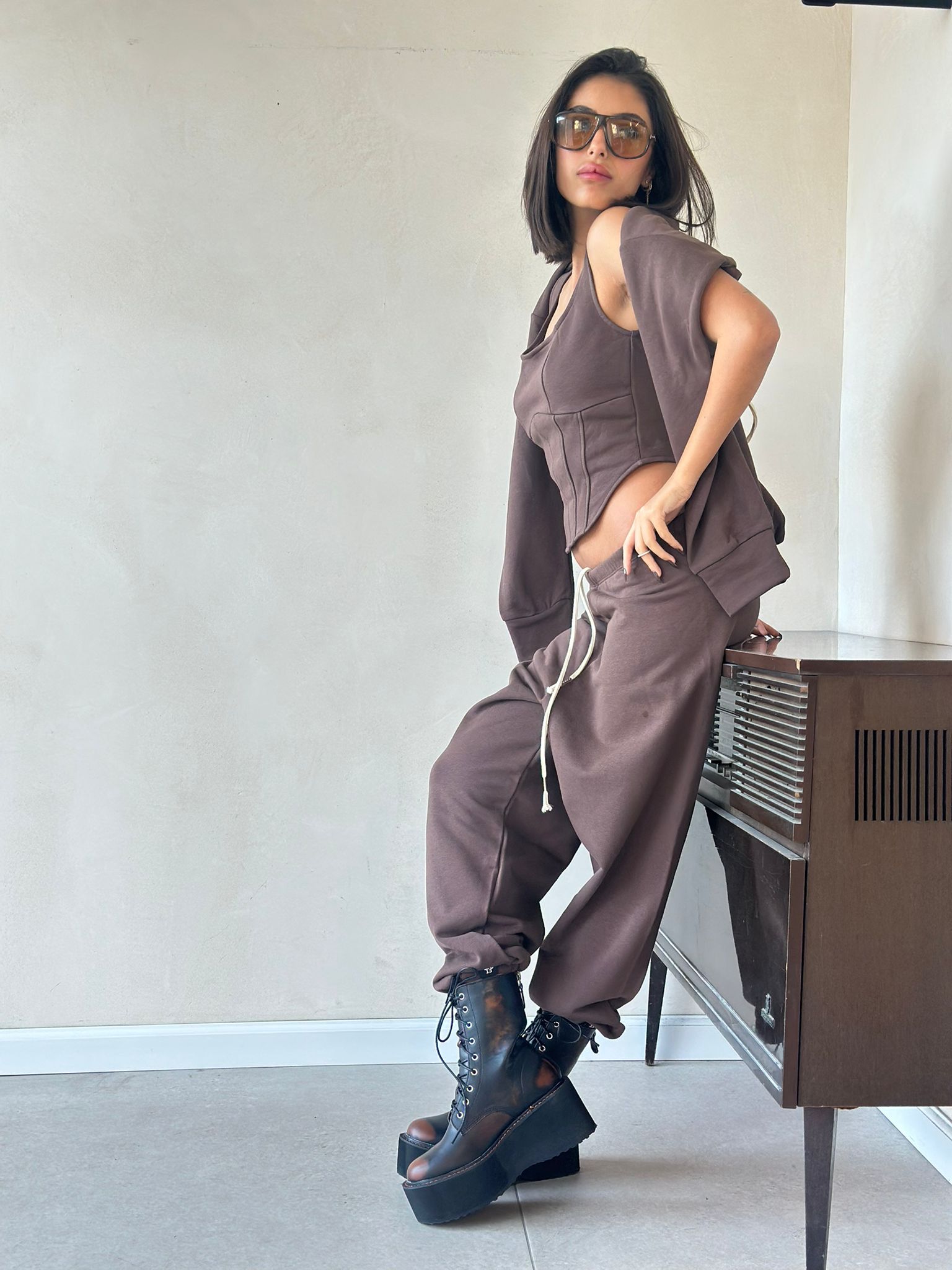 חליפת סמדי חום