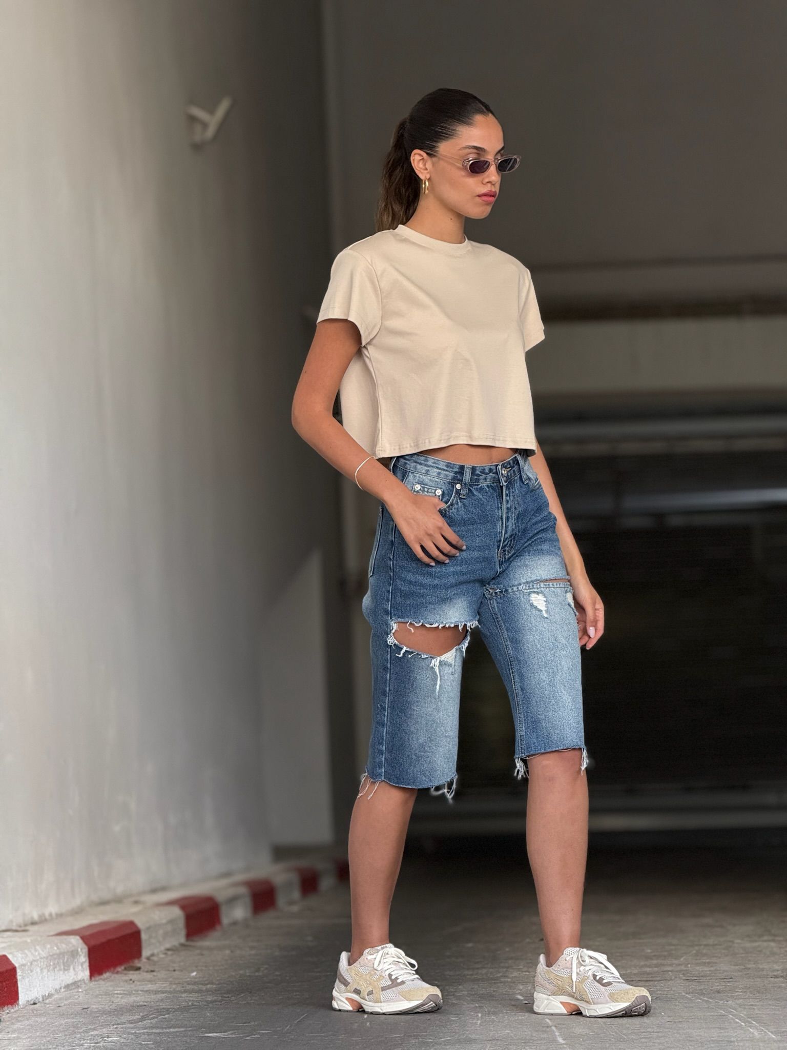 חולצת בילי בז'