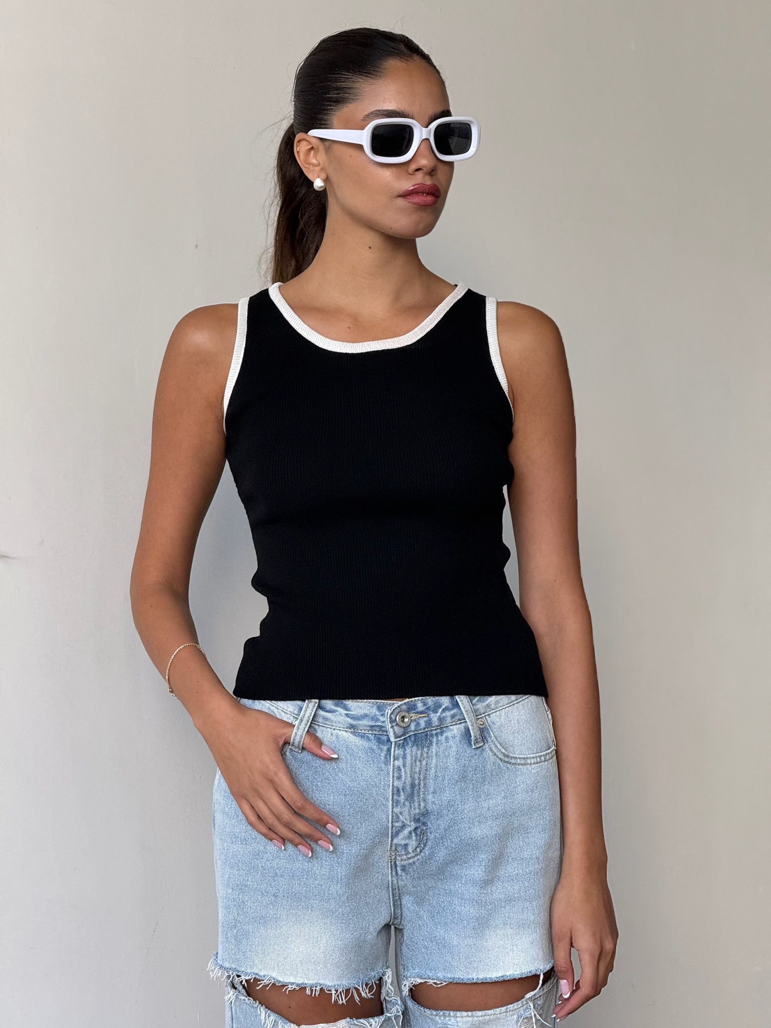 גופיית איב שחור