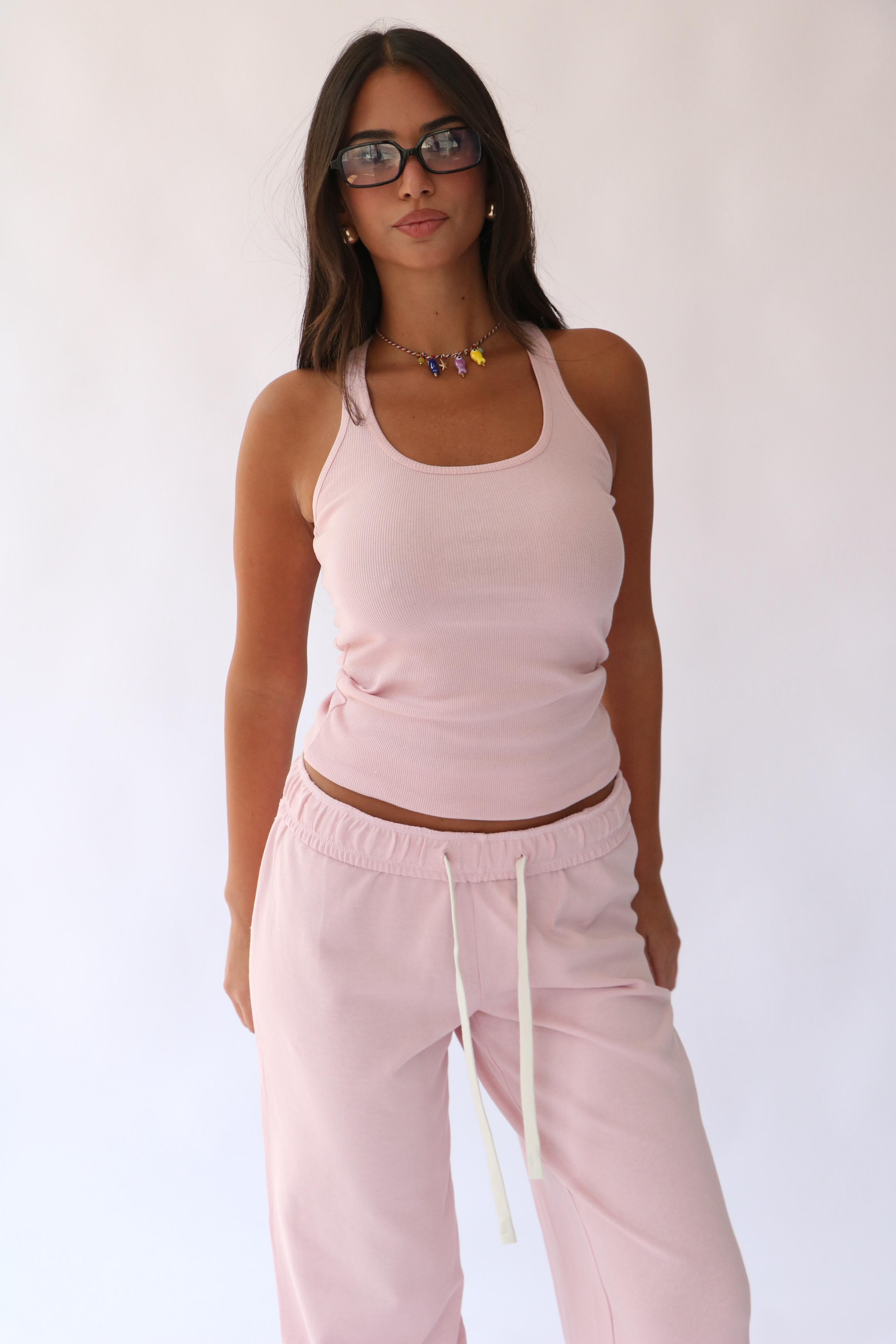 חליפת בקי ורוד