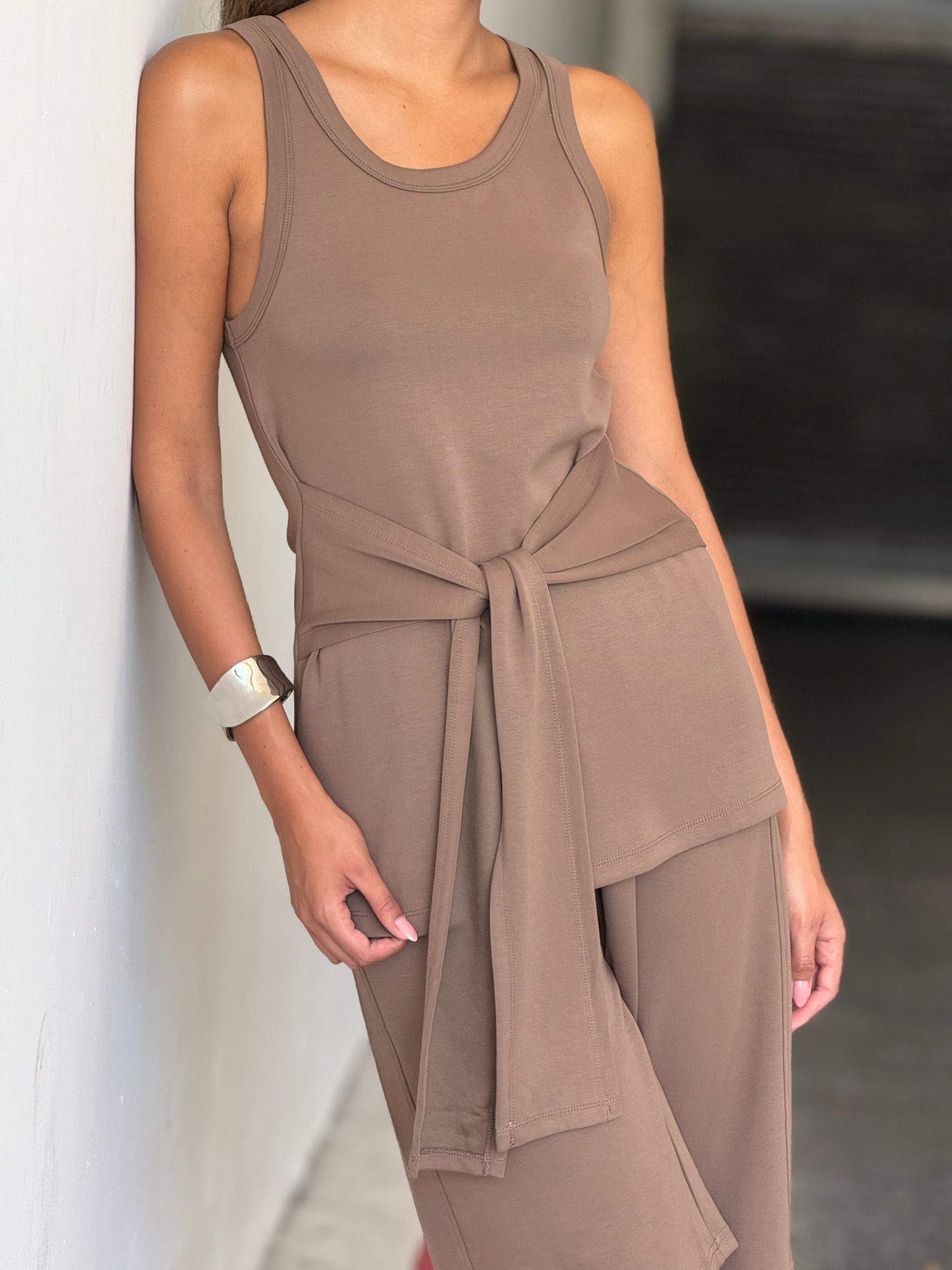 חליפת נעמי חום