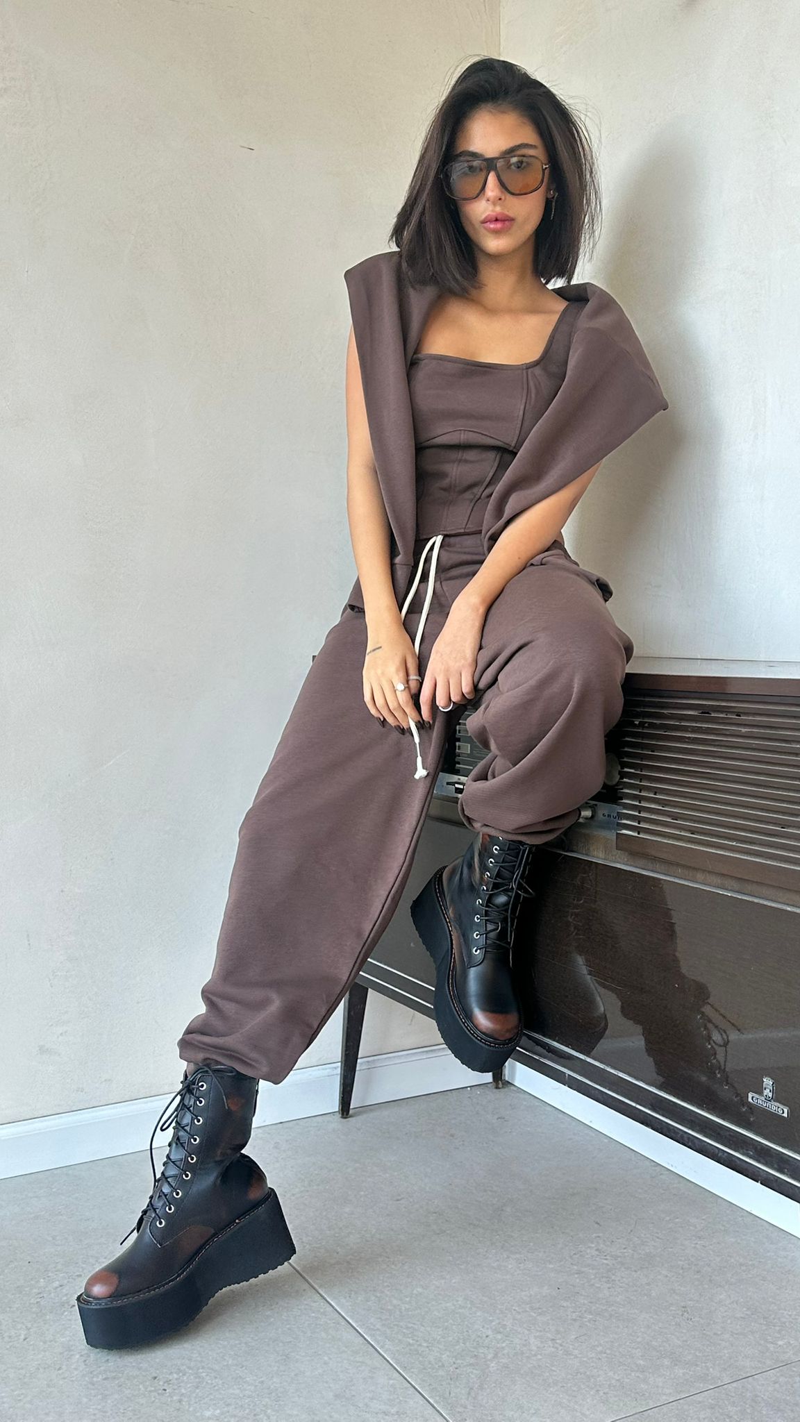 חליפת סמדי חום